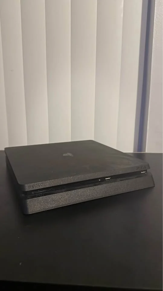 Sony PlayStation 4 slim svart