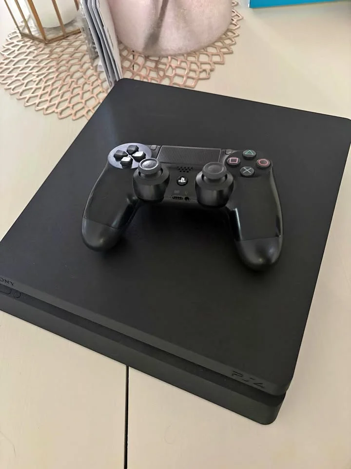 PlayStation 4 Slim – Handkontroll & FIFA 23 - Huvudbild