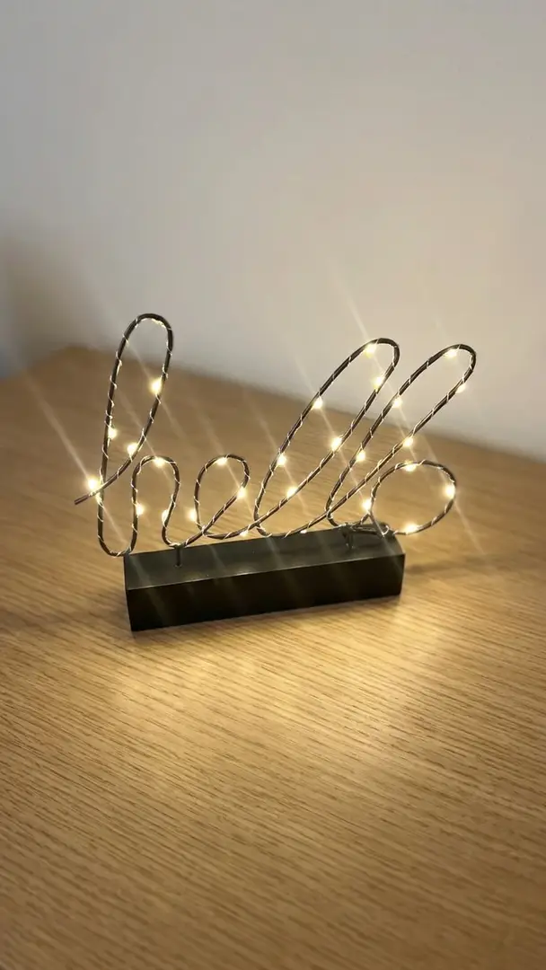 Lampa med texten ”Hello” - Huvudbild