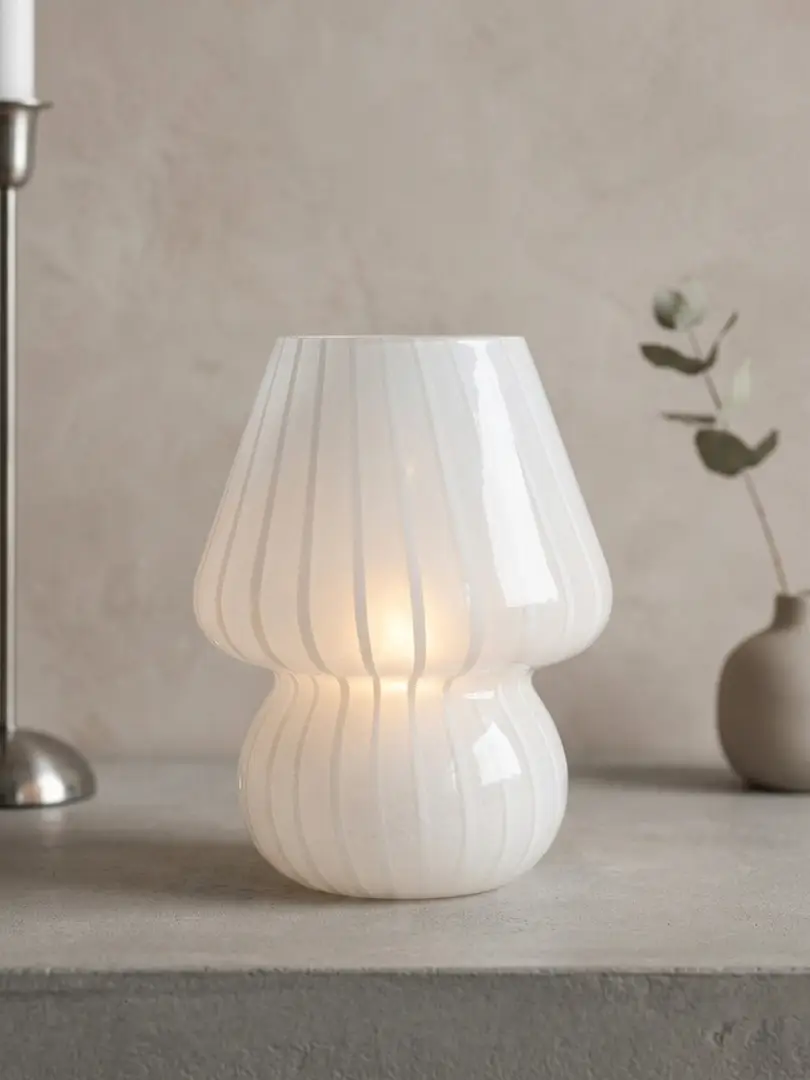 Elegant vit lampa med timer – stilren och praktisk - Huvudbild