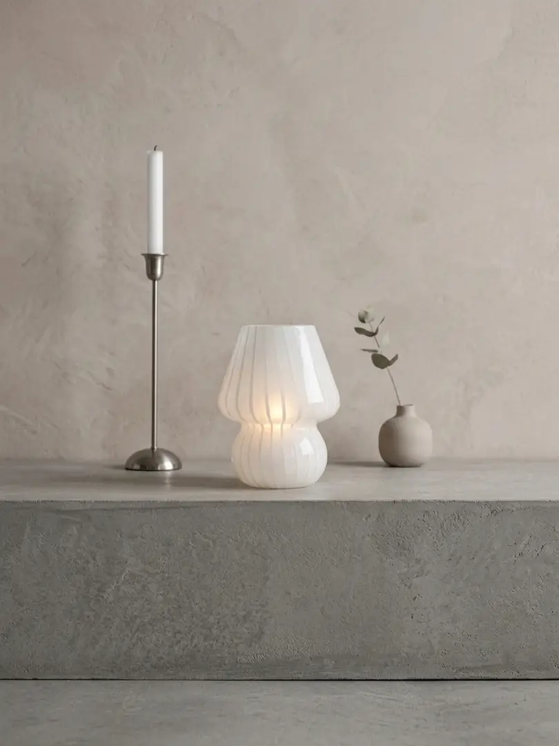 Elegant vit lampa med timer – stilren och praktisk - Miniatyrbild 2