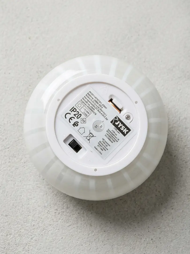 Elegant vit lampa med timer – stilren och praktisk - Miniatyrbild 3