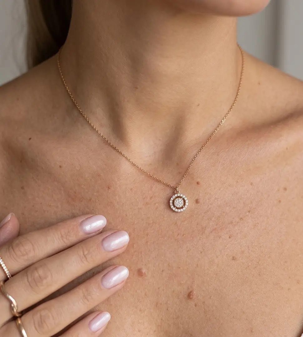 Halsband med runt halo-hänge - glittrande stenar - Huvudbild