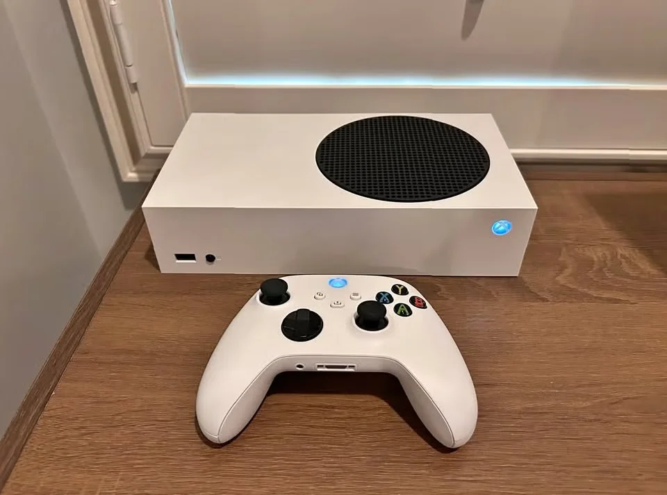 Xbox Series S + Handkontroll - Huvudbild