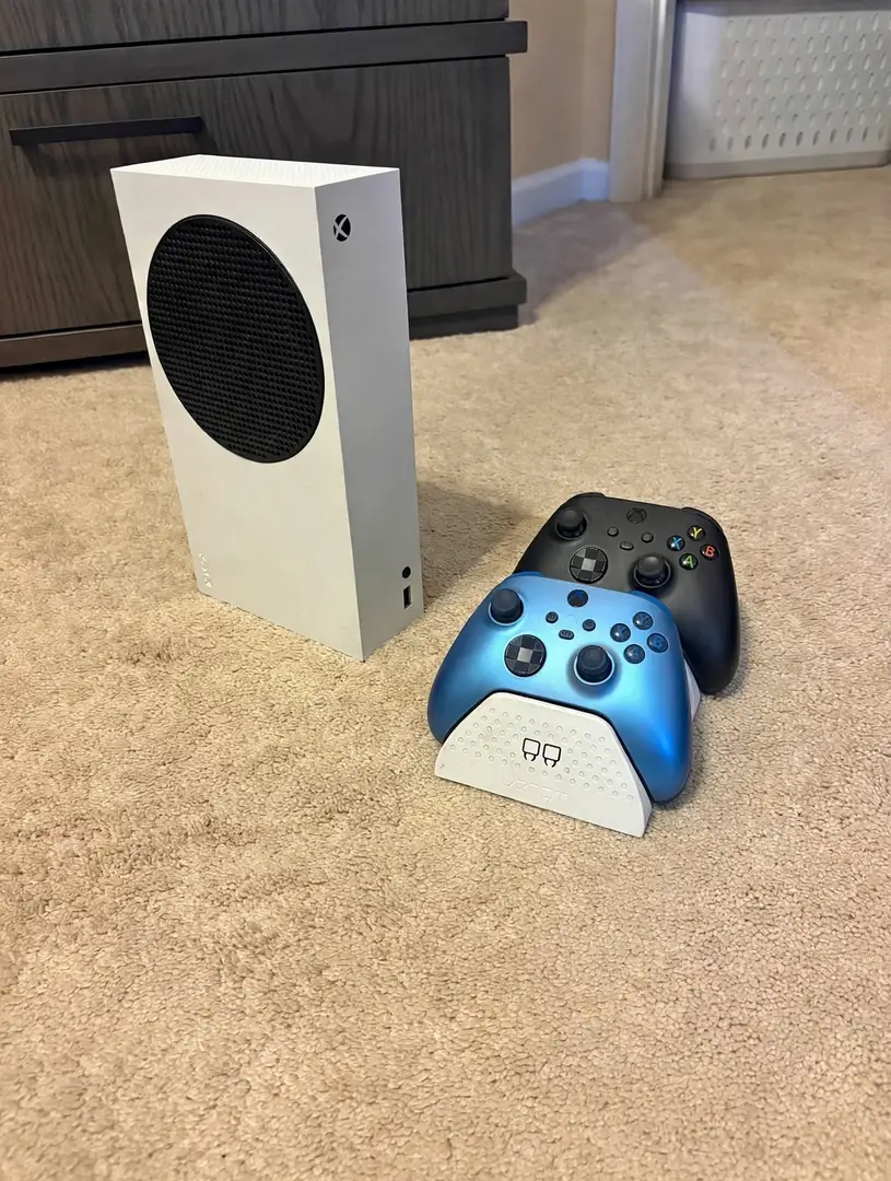 Xbox Series S + 2 kontroller och laddningsstation - Huvudbild