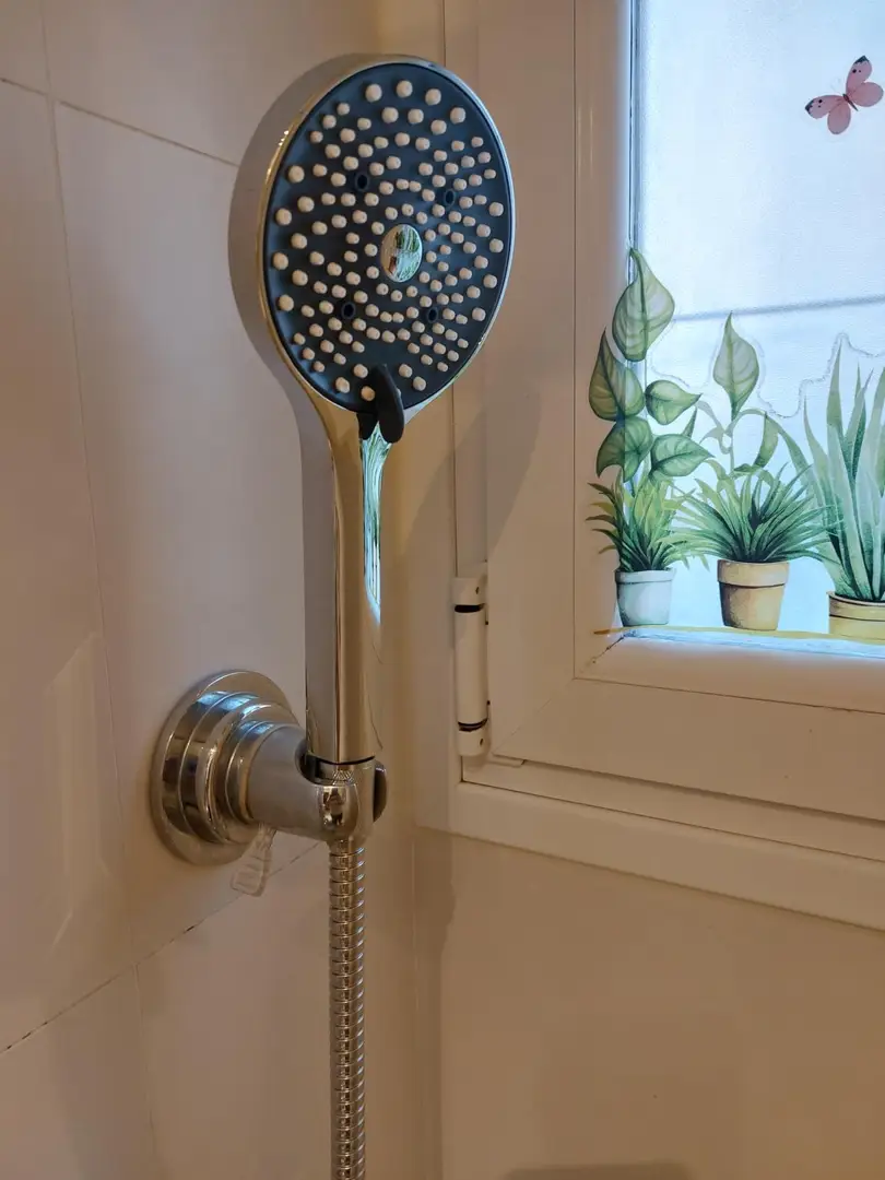 Duschhuvud och slang - kraftfull vattenstråle - Huvudbild