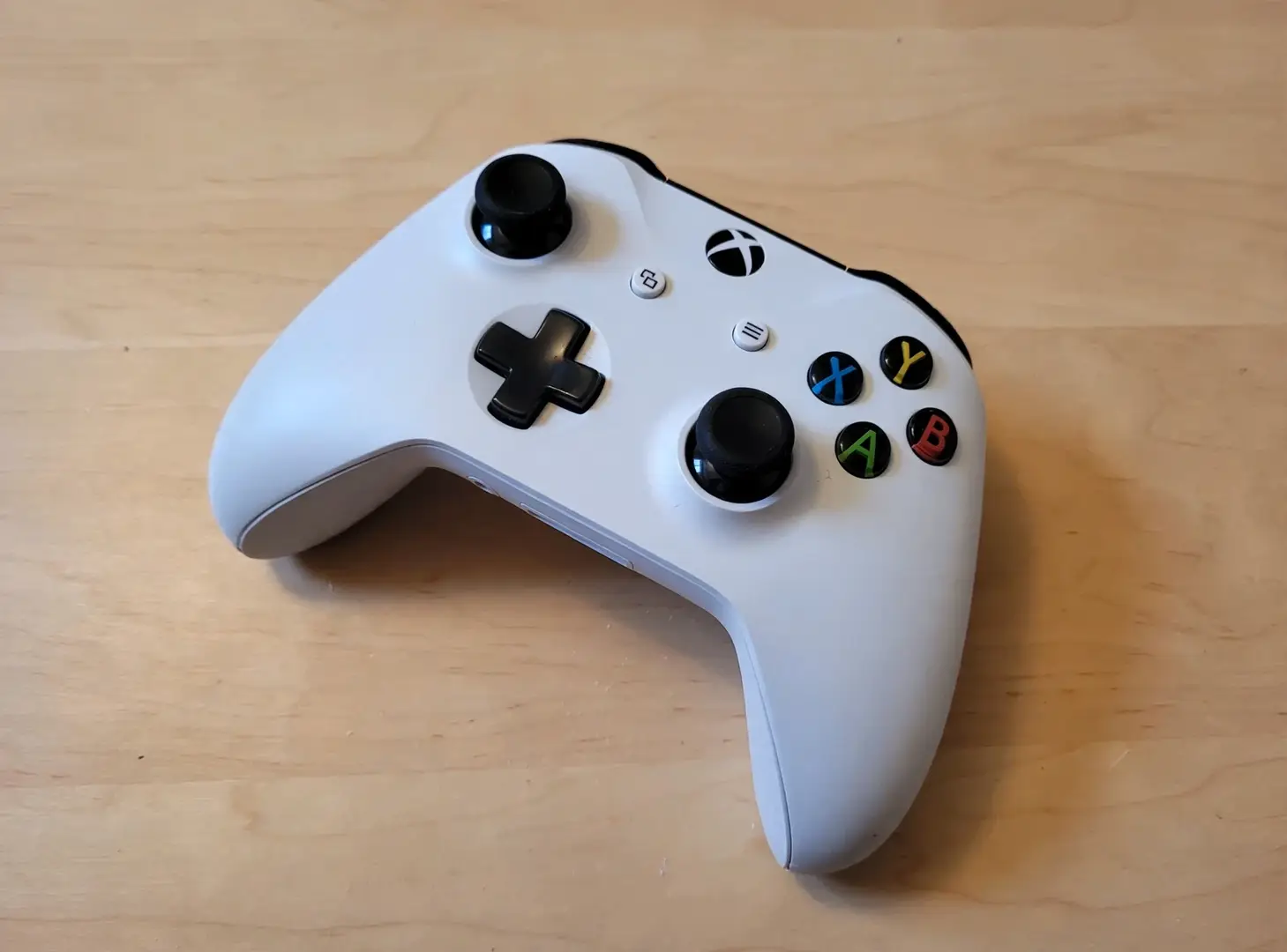 Vit Xbox One S‑kontroller i toppskick - Huvudbild