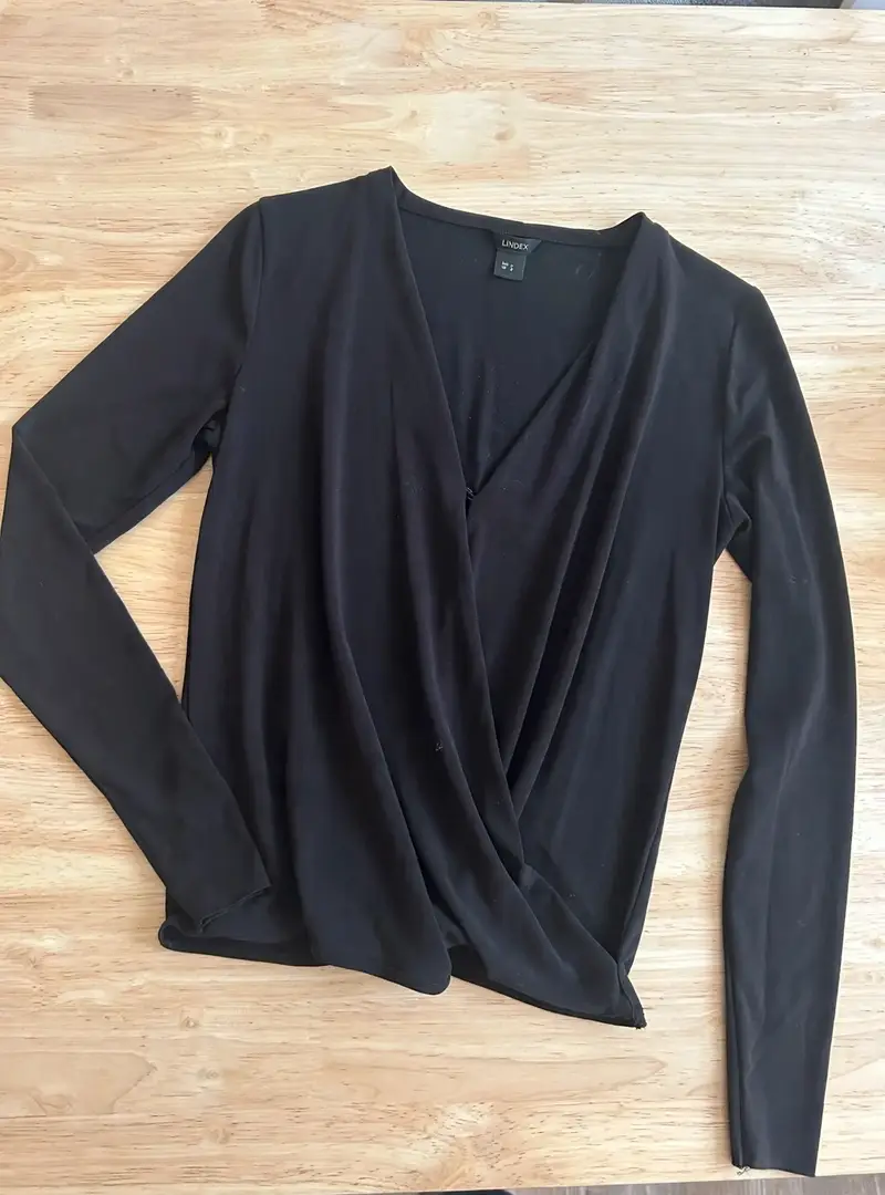 Elegant svart blus i storlek S - Huvudbild