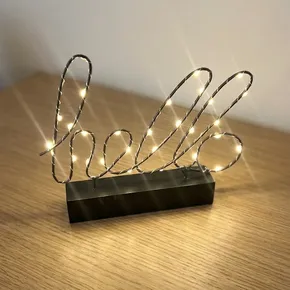 Lampa med texten ”Hello”
