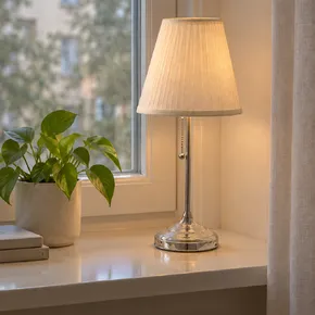 Vacker lampa med vit skärm