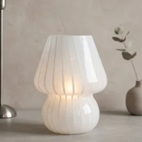 Elegant vit lampa med timer – stilren och praktisk