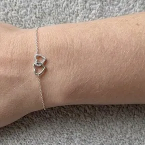 Silverarmband med två sammankopplade hjärtan