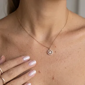 Halsband med runt halo-hänge - glittrande stenar