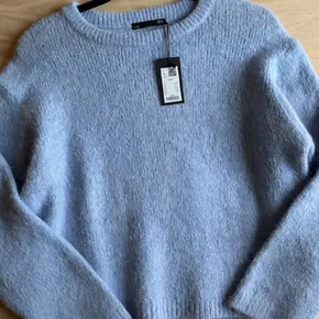 Stickad tröja ljusblå - mjuk och fluffig