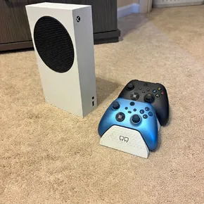 Xbox Series S + 2 kontroller och laddningsstation