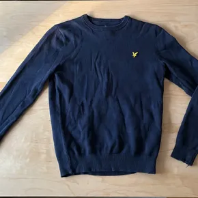 Marinblå tröja från Lyle & Scott