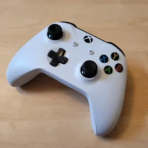 Vit Xbox One S‑kontroller i toppskick