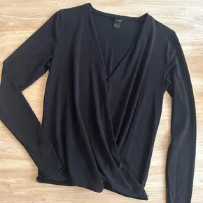 Elegant svart blus i storlek S
